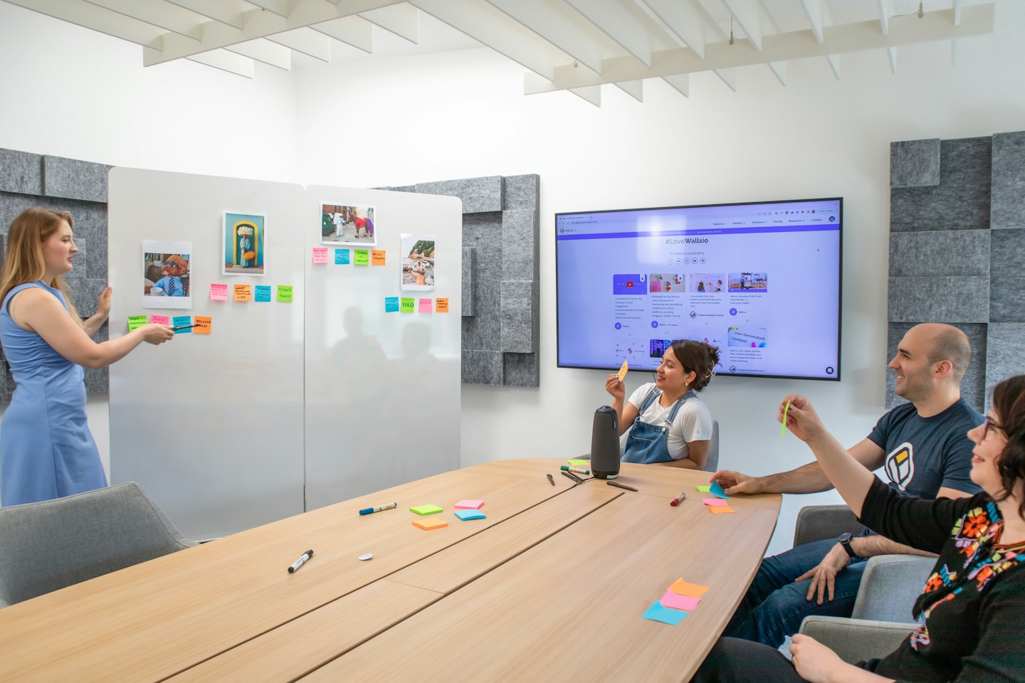 Geschäftsteam brainstormt Ideen in einem modernen Konferenzraum.